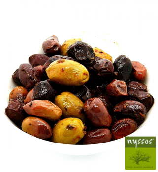 Grüne und Schwarze Oliven in Marinade