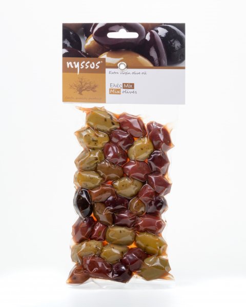 Grüne und Schwarze Oliven in Marinade